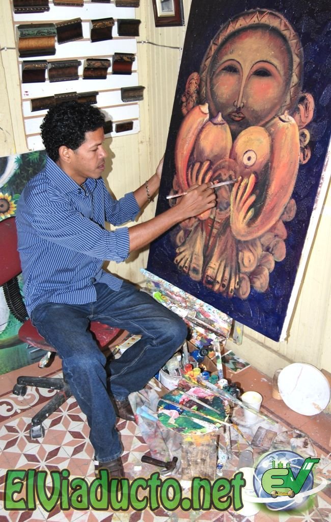 Stanley Pérez expresando su arte en la pintura